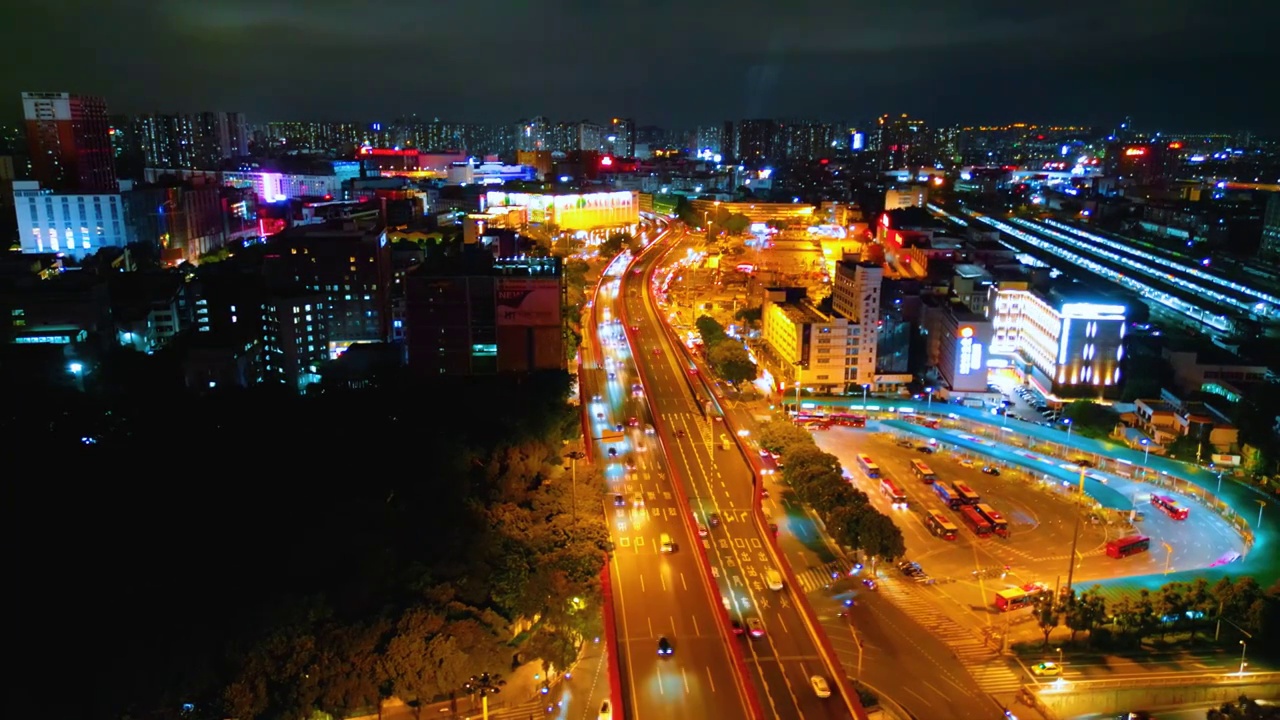 航拍夜城市高架桥黑暗中熠熠生辉巨龙蜿蜒盘横贯城市车水马龙流光溢彩汽车头灯尾灯光带宛如城市血脉流淌活力视频素材