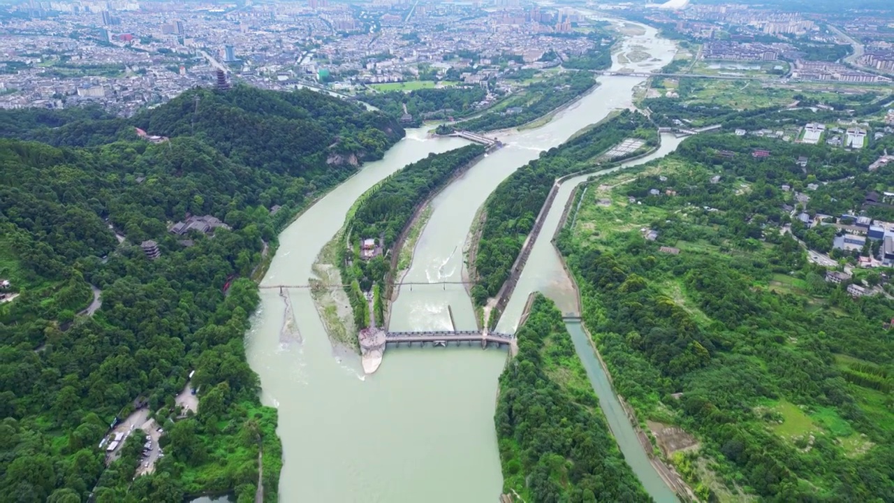 四川省成都市都江堰市都江堰景区宝瓶口、鱼嘴分水堤、飞沙堰古建筑天府之国历史文化航拍视频素材