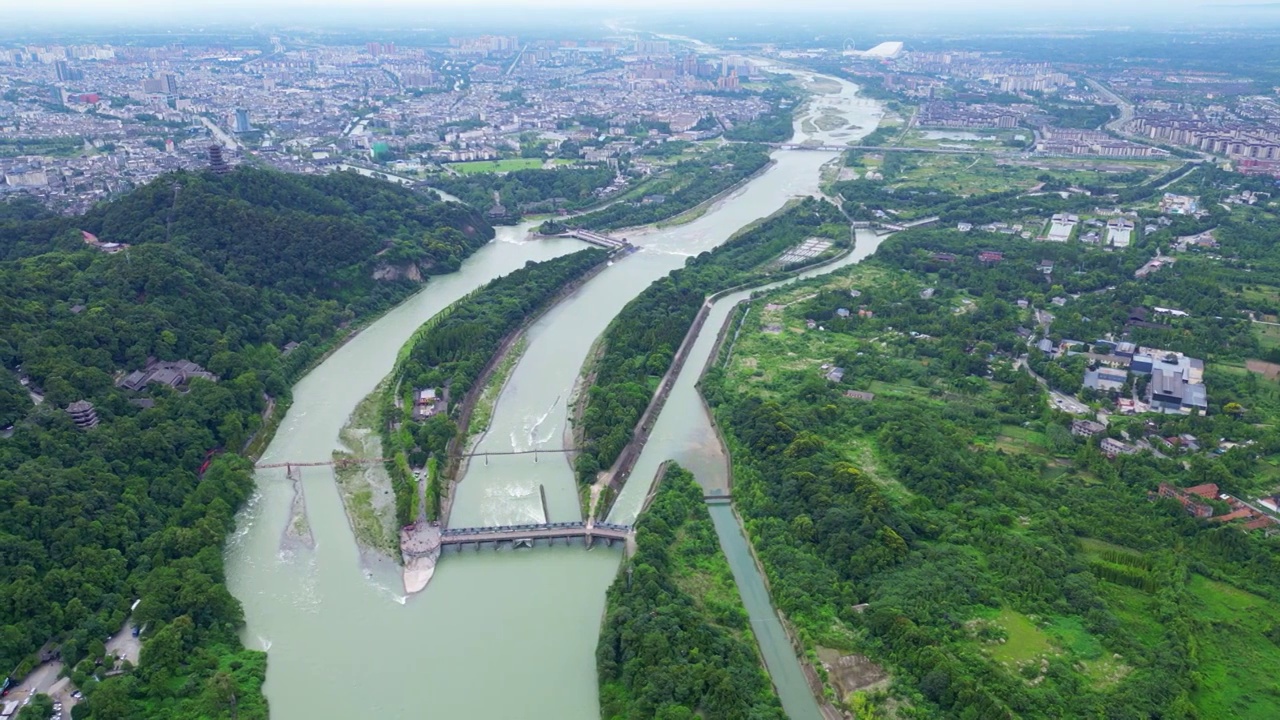 四川省成都市都江堰市都江堰景区宝瓶口、鱼嘴分水堤、飞沙堰古建筑天府之国历史文化航拍视频素材