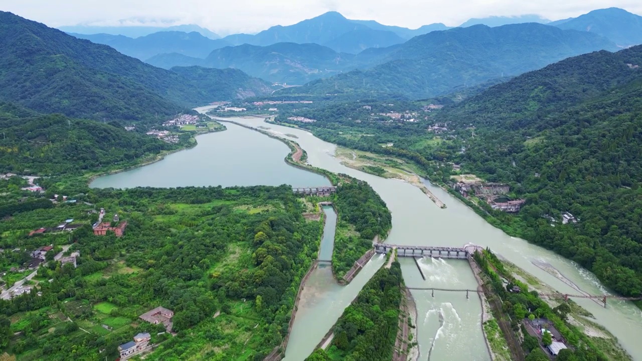 四川省成都市都江堰市都江堰景区宝瓶口、鱼嘴分水堤、飞沙堰古建筑天府之国历史文化航拍视频素材