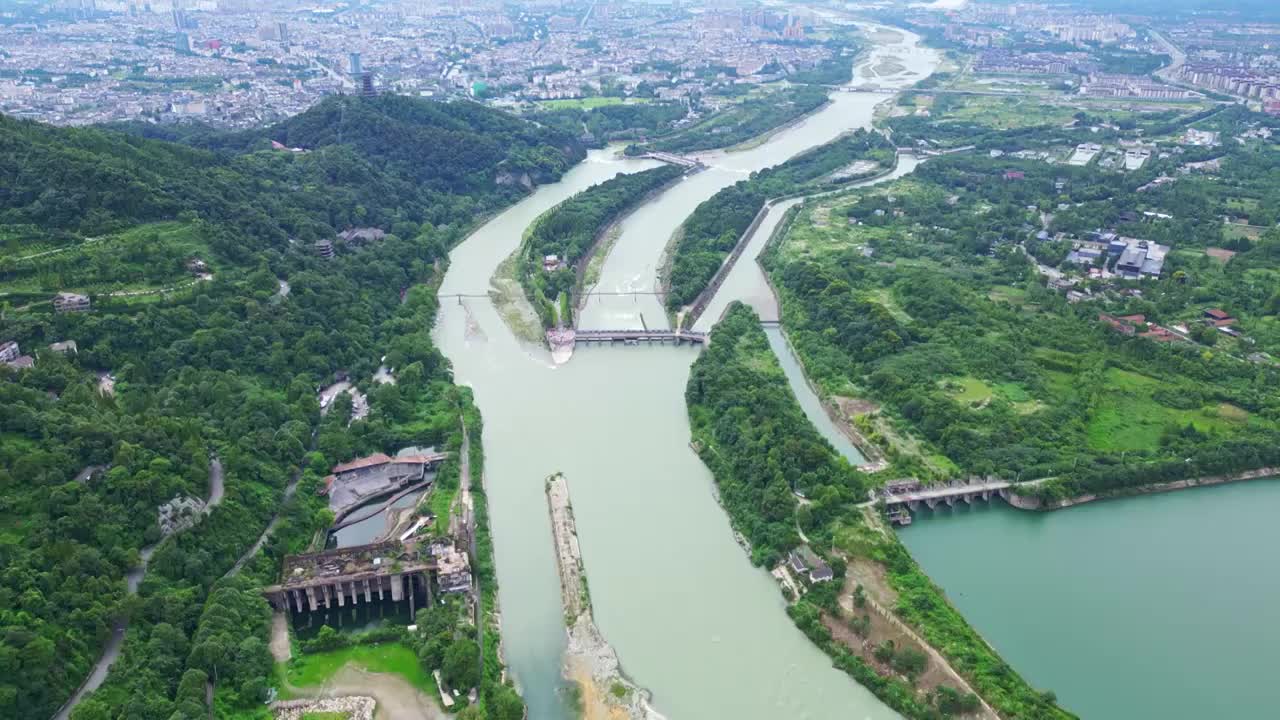 四川省成都市都江堰市都江堰景区宝瓶口、鱼嘴分水堤、飞沙堰古建筑天府之国历史文化航拍视频素材