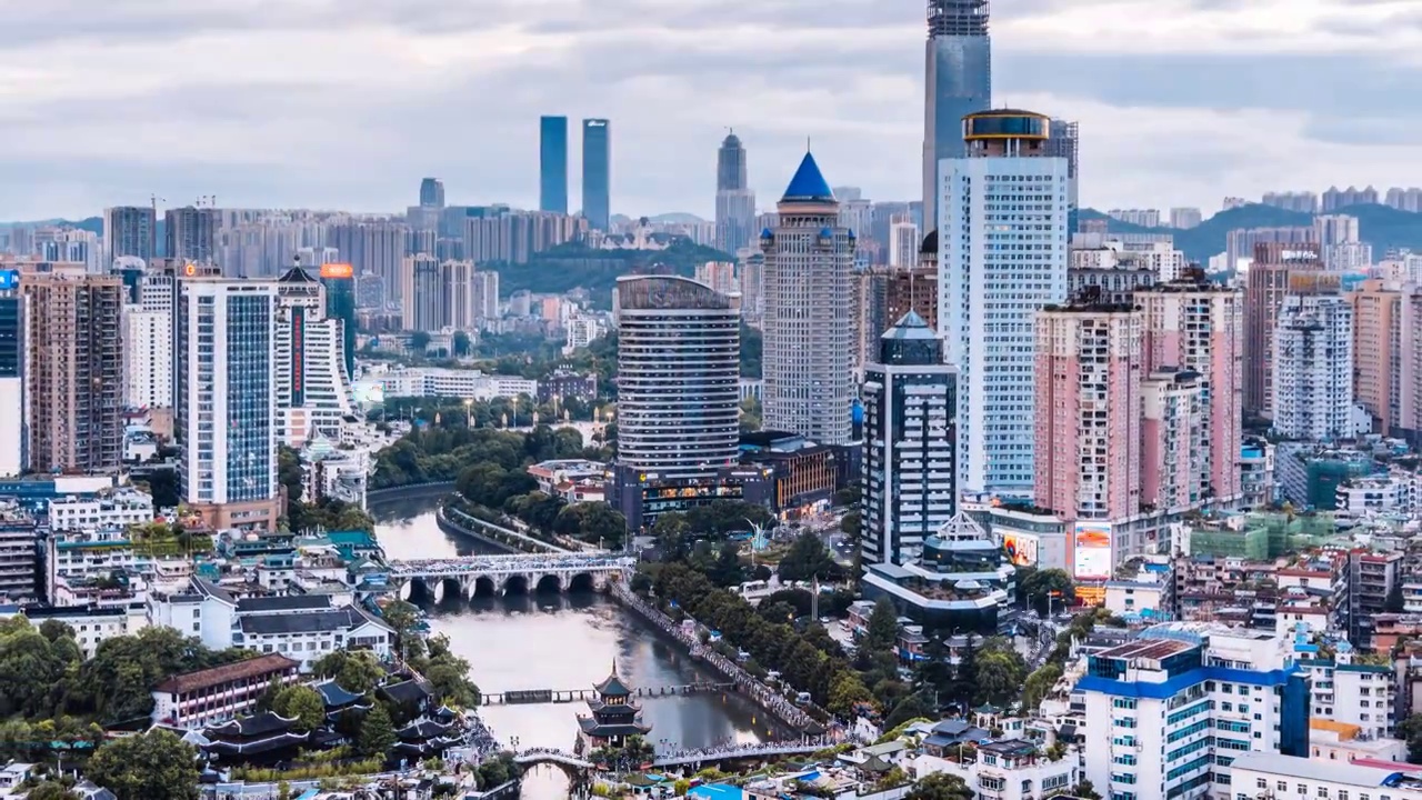 中国贵州贵阳南明河甲秀楼和城市天际线高视角日转夜延时摄影视频素材