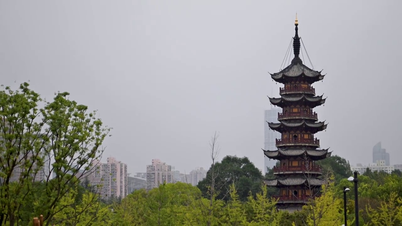 上海市徐汇区龙华寺的龙华塔视频素材