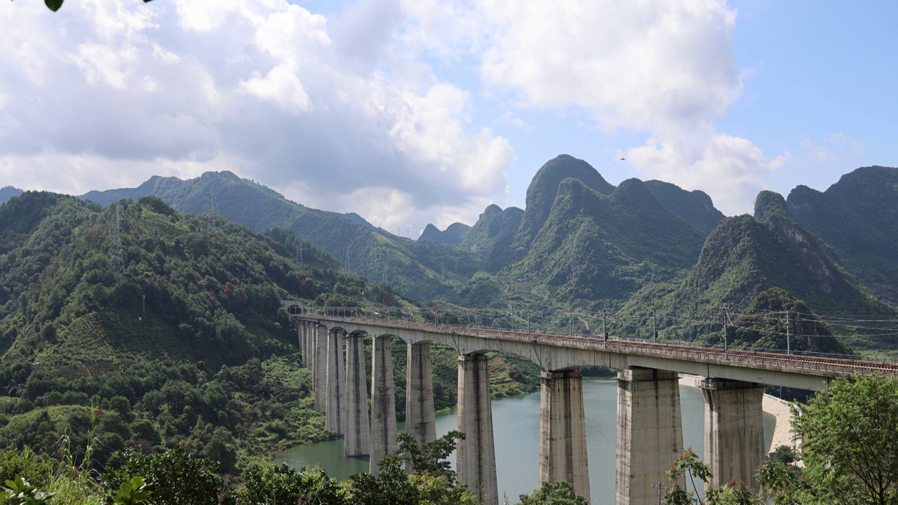 广西桂林高铁和谐号出站 驶出山洞视频素材