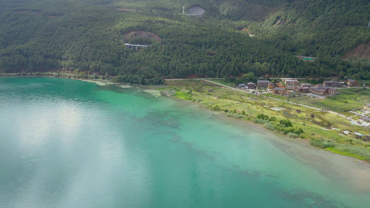 航拍泸沽湖：湖边的落水村视频素材