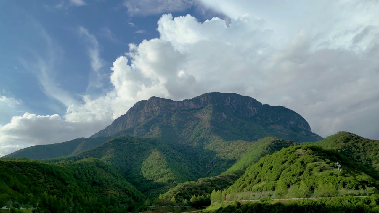 航拍泸沽湖：里格村背后高耸的山脉视频素材