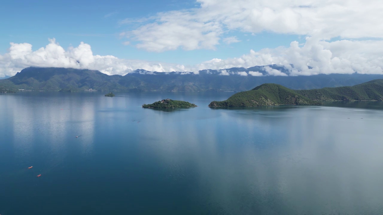 航拍泸沽湖：里务比岛与蓝天白云视频素材