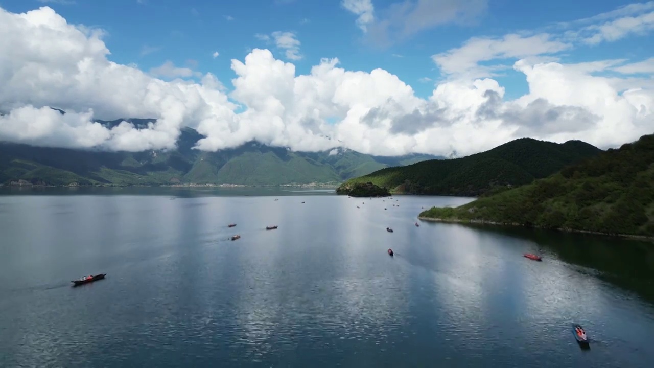 航拍泸沽湖：洛洼村边的风光与游船视频素材