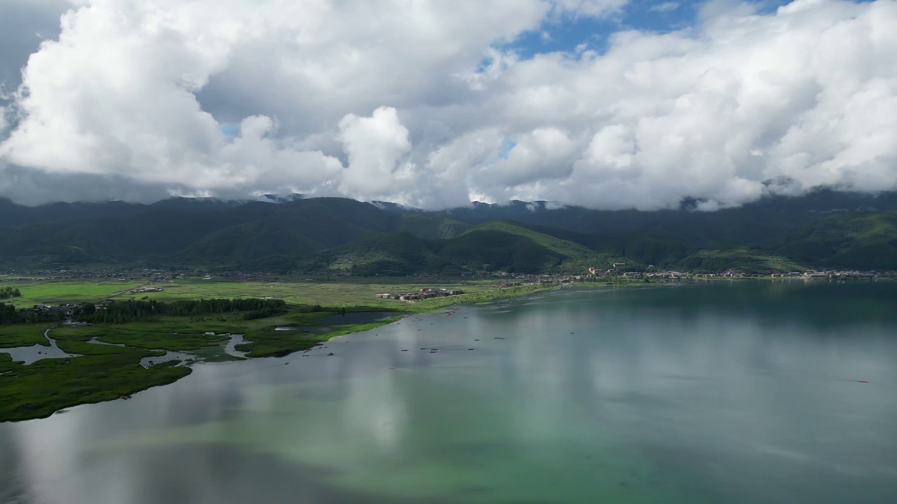 航拍泸沽湖：洛洼村边的风光与游船视频素材