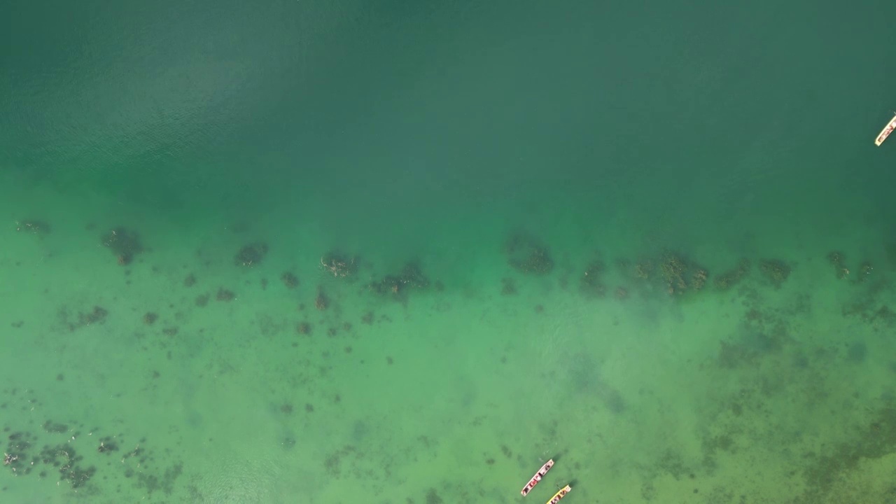 航拍泸沽湖：洛洼村边的风光与游船视频素材