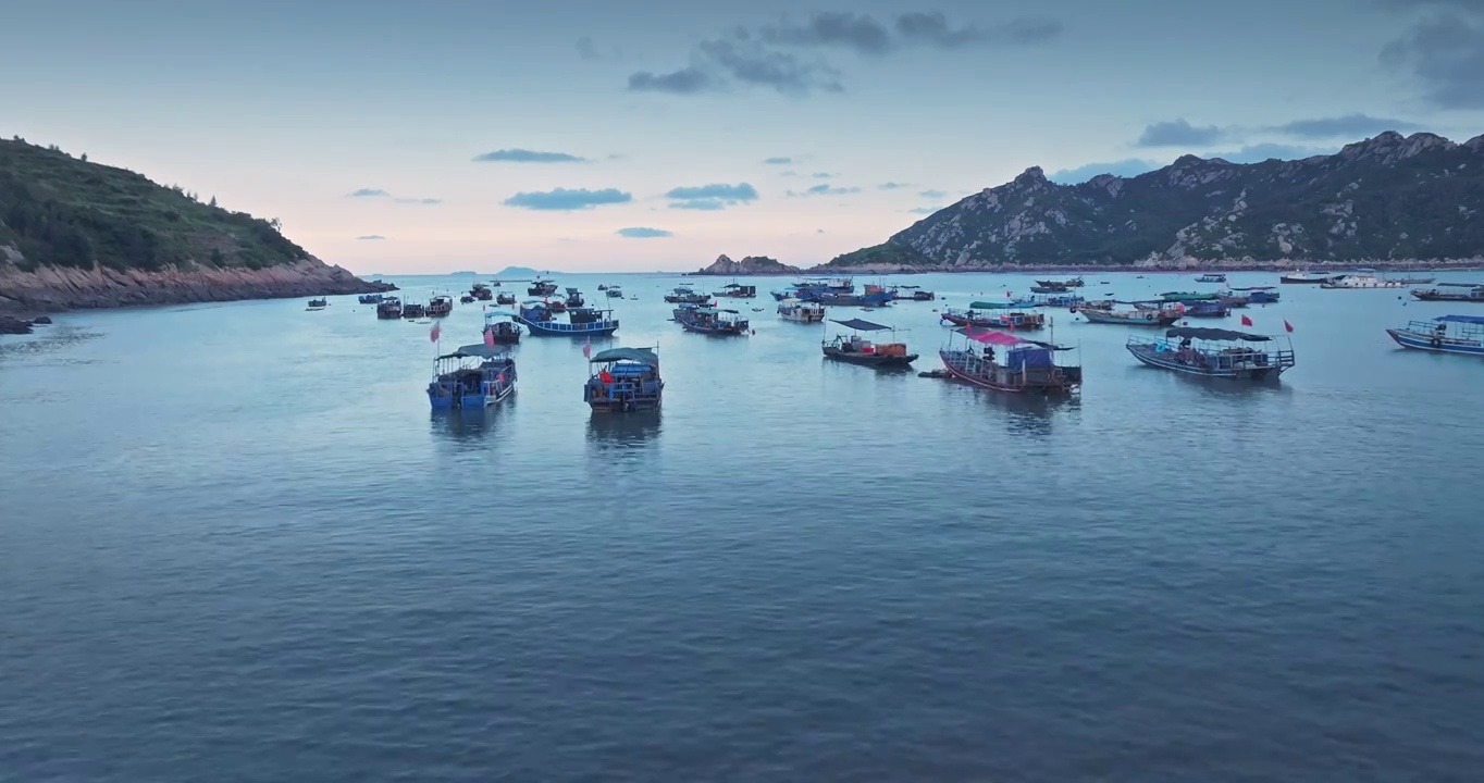 清晨 朝霞 大海 海滨 岛 海浪 渔船 风景视频素材