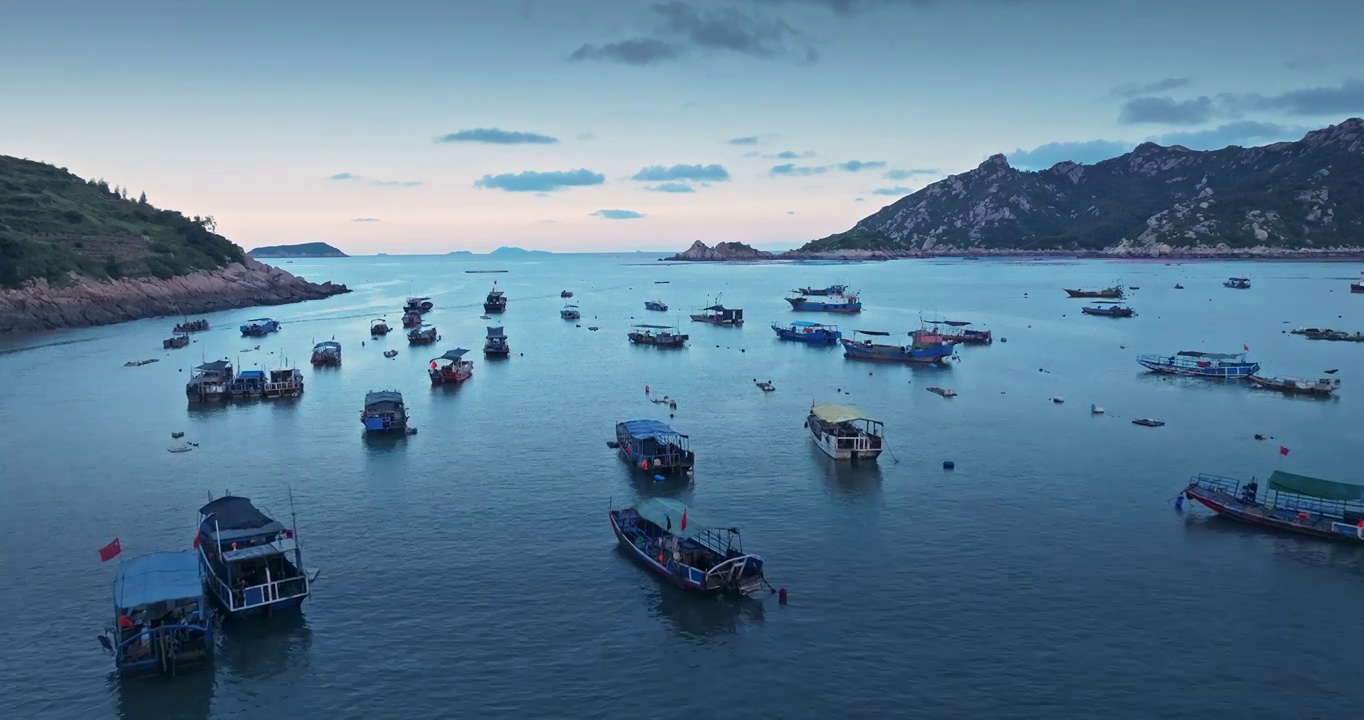 清晨 朝霞 大海 海滨 岛 海浪 渔船 风景视频素材