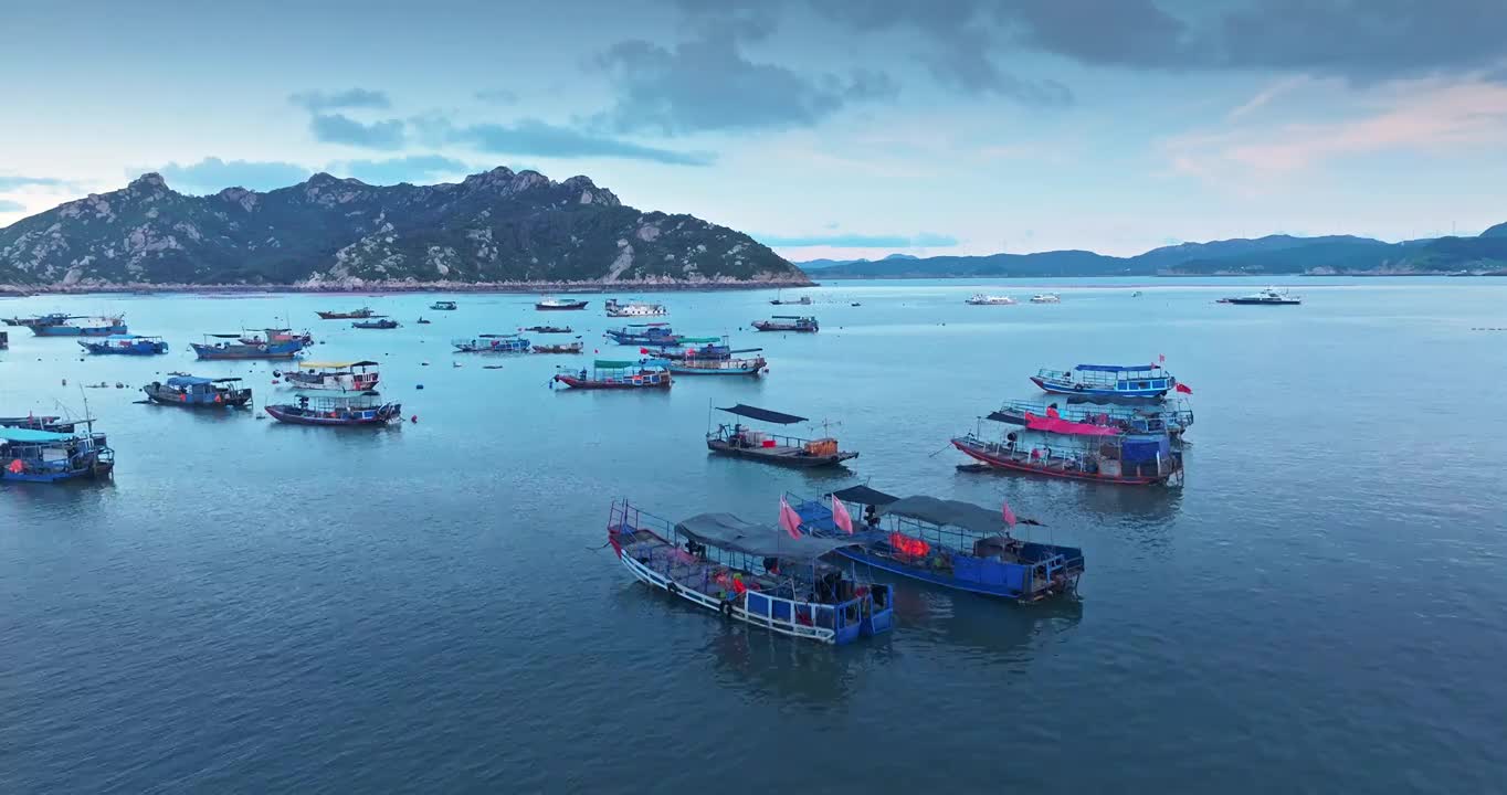 清晨 朝霞 大海 海滨 岛 海浪 渔船 风景视频素材