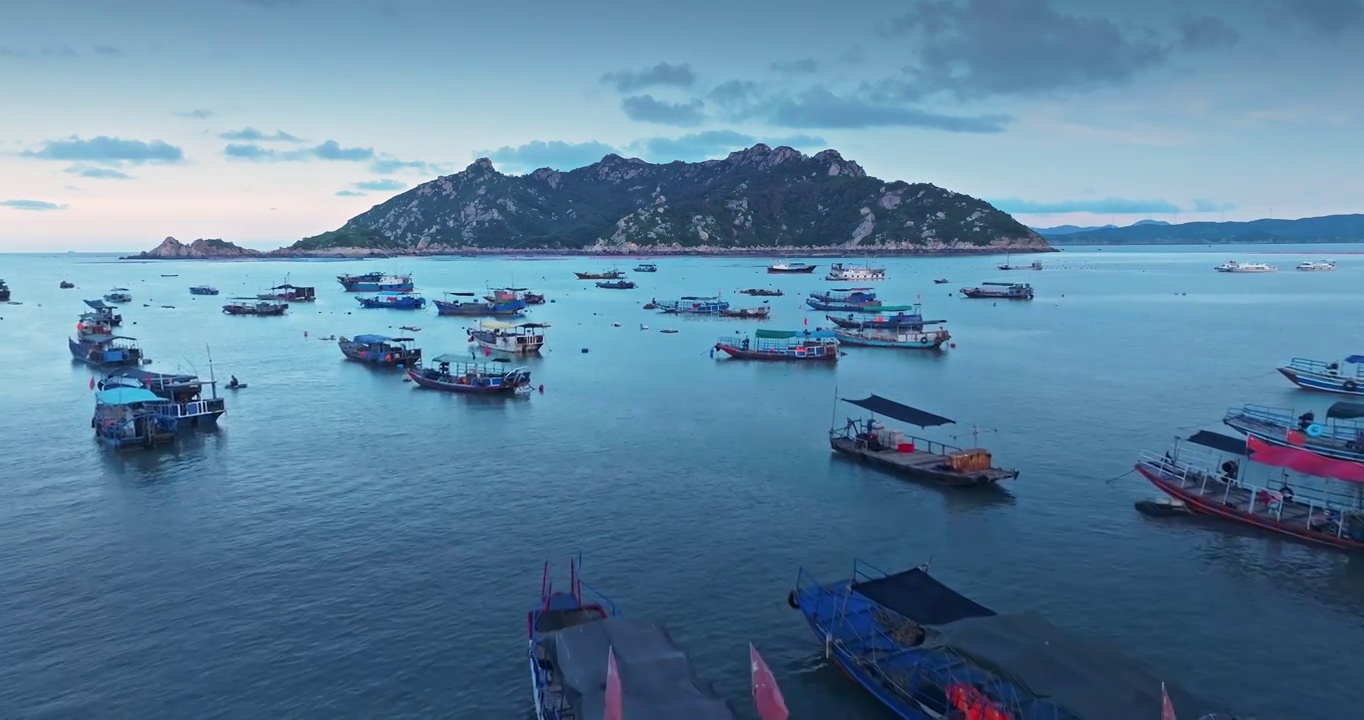 清晨 朝霞 大海 海滨 岛 海浪 渔船 风景视频素材