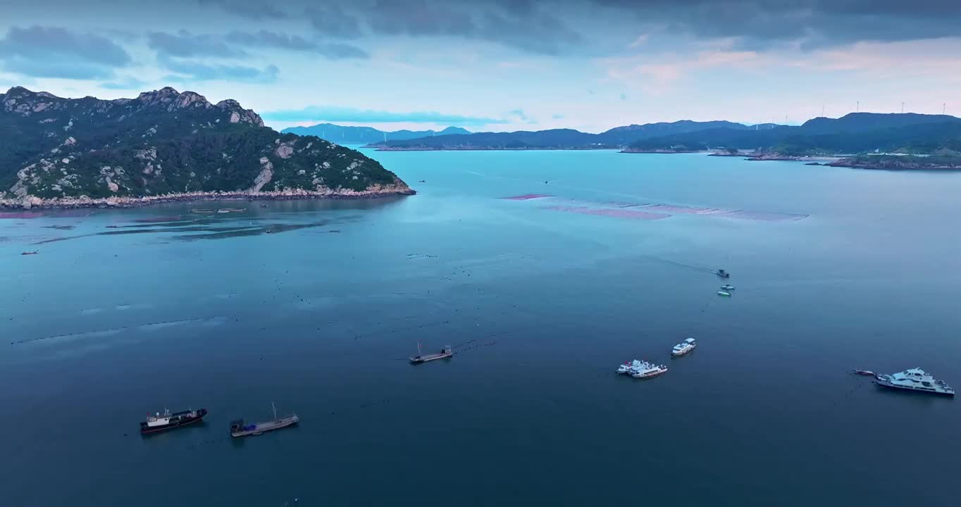 清晨 朝霞 大海 海滨 岛 海浪 渔船 风景视频素材