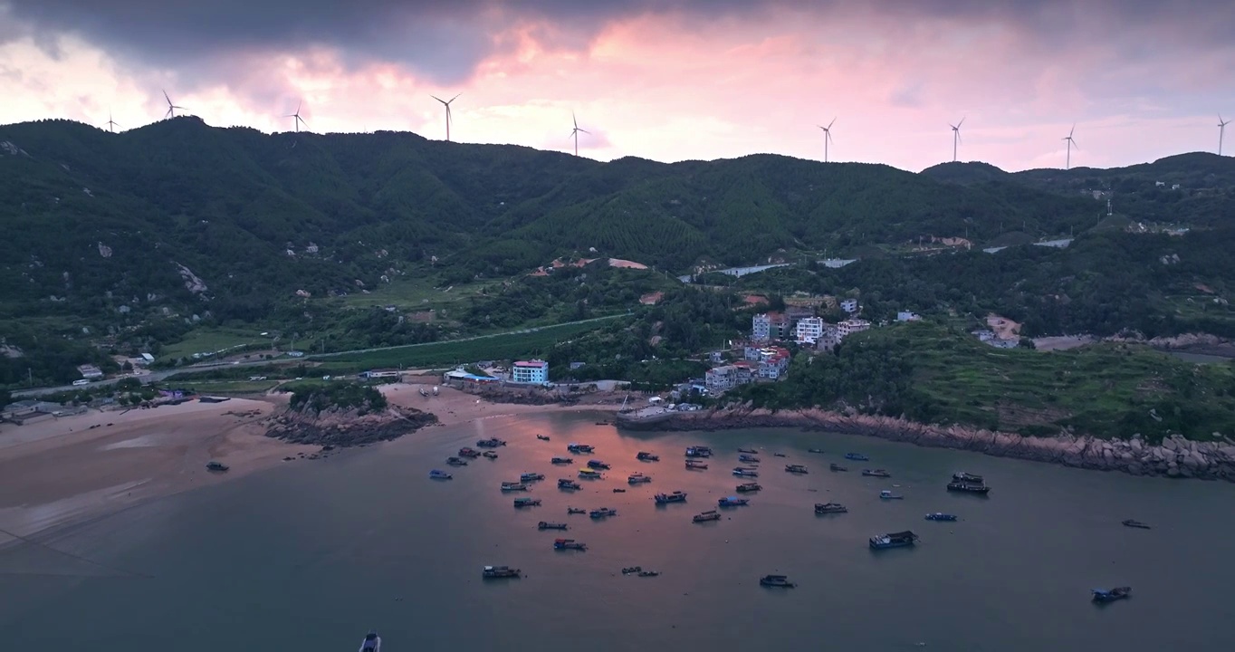 清晨 朝霞 大海 海滨 岛 海浪 渔船 风景视频素材