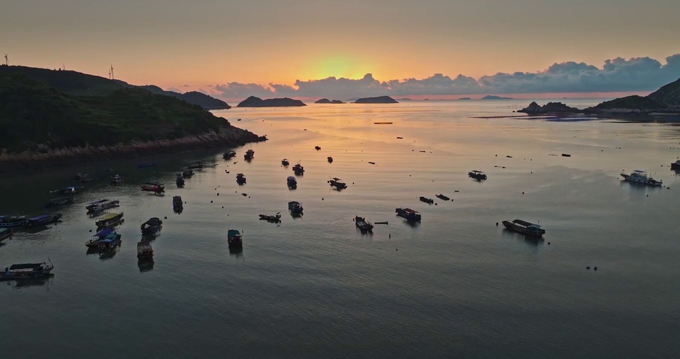 清晨 朝霞 大海 海滨 岛 海浪 渔船 风景视频素材