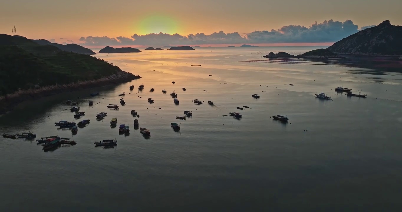 清晨 朝霞 大海 海滨 岛 海浪 渔船 风景视频素材