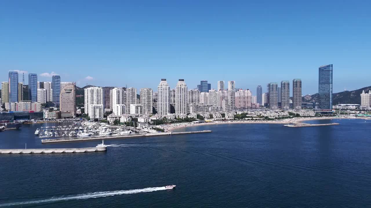 大连星海广场海滨浴场海岸线超高清航拍视频素材