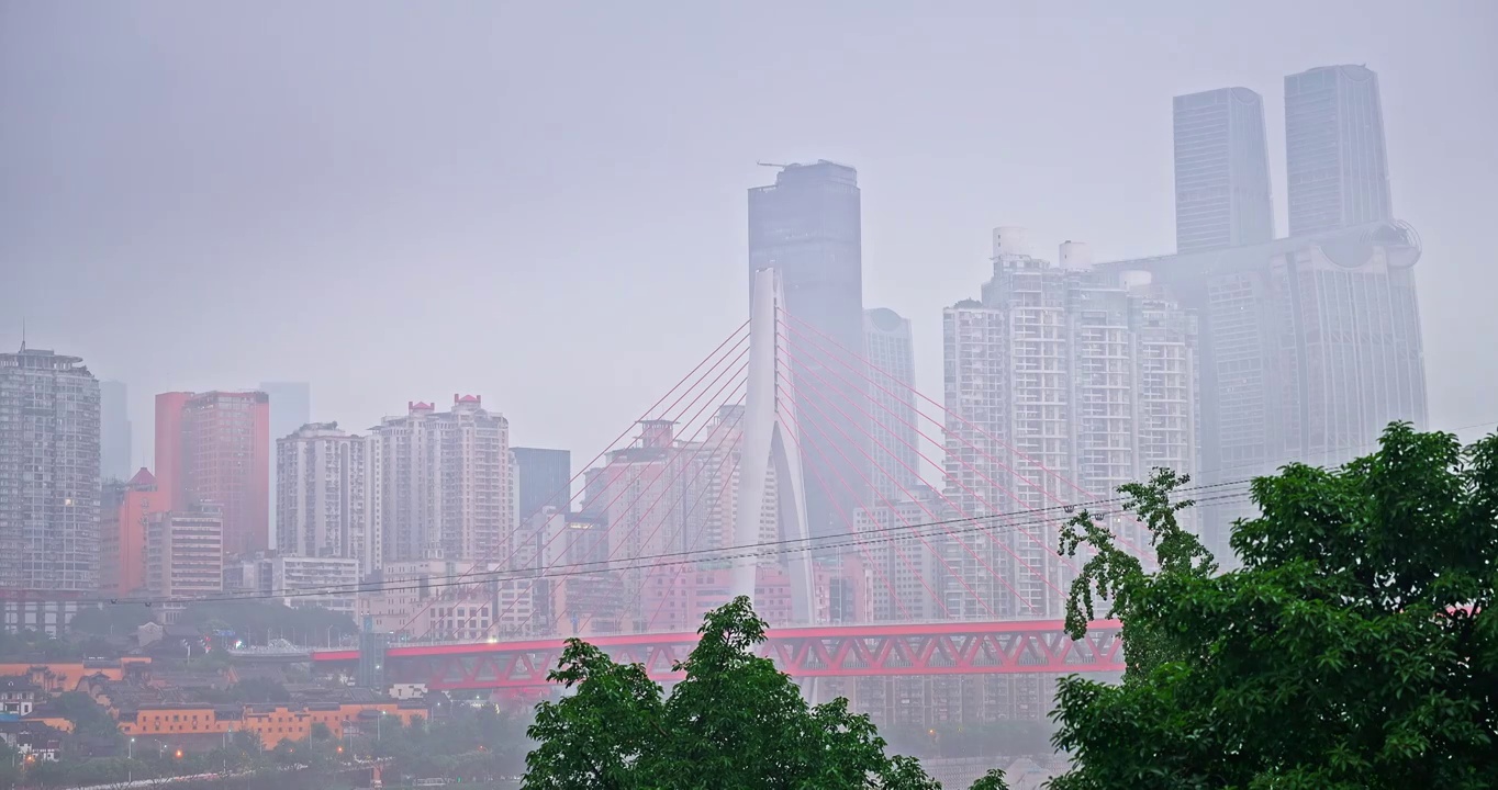 暴雨下的中国重庆城市天际线景观无商标广告视频素材