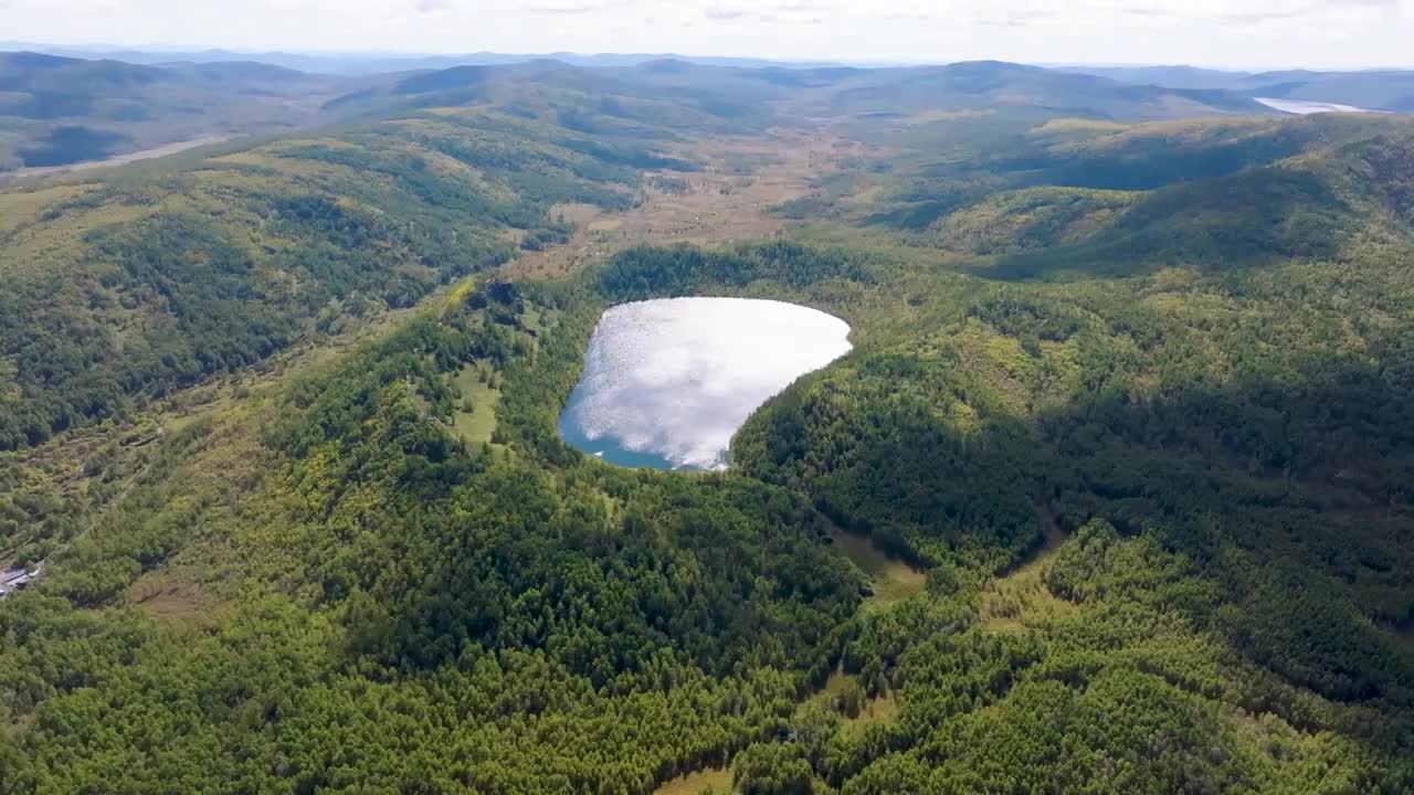 航拍内蒙古兴安盟阿尔山驼峰岭天池视频素材