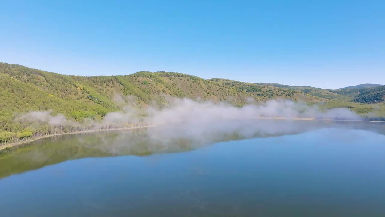 航拍内蒙古兴安盟阿尔山乌苏浪子湖晨雾视频素材