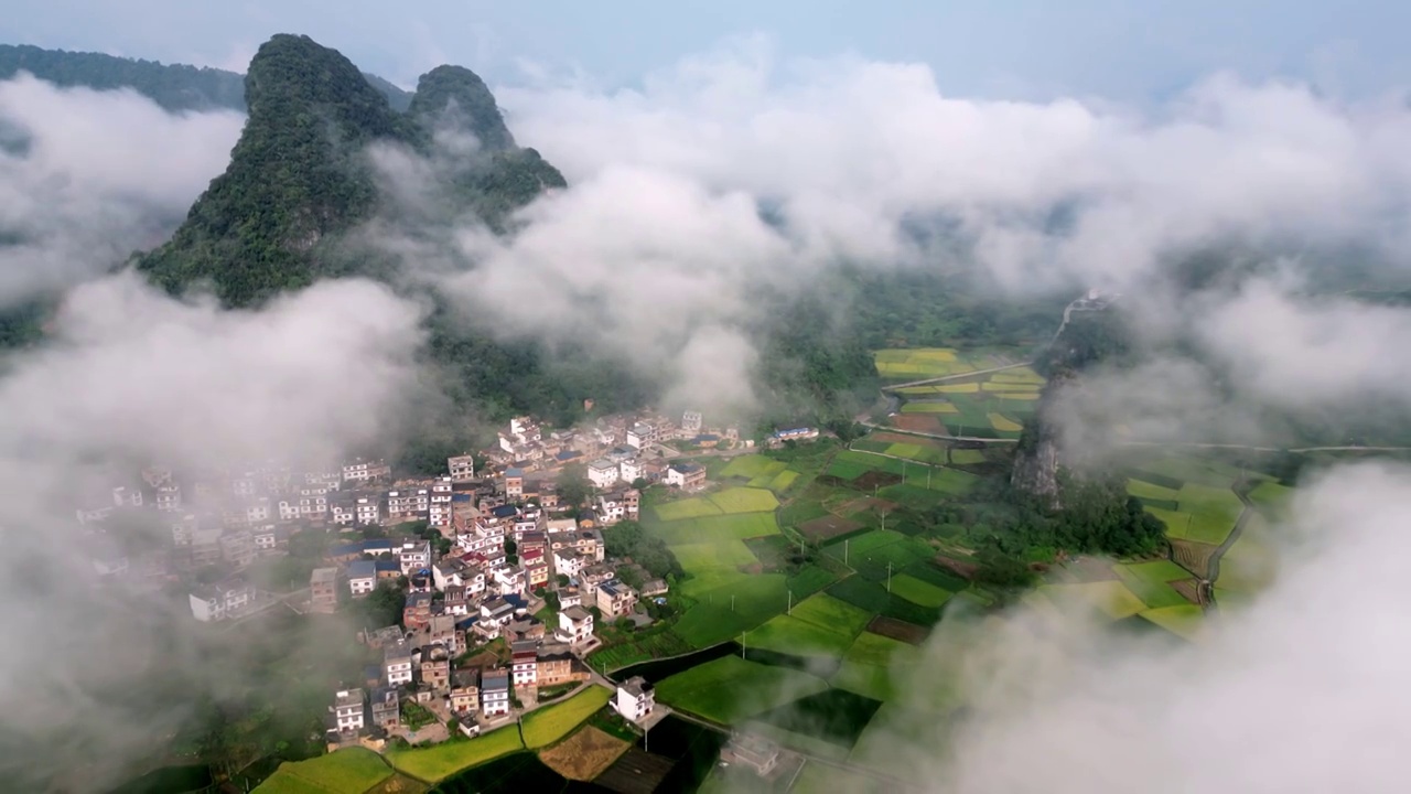 秋天的早晨桂林喀斯特地貌山间的村庄和稻田视频素材