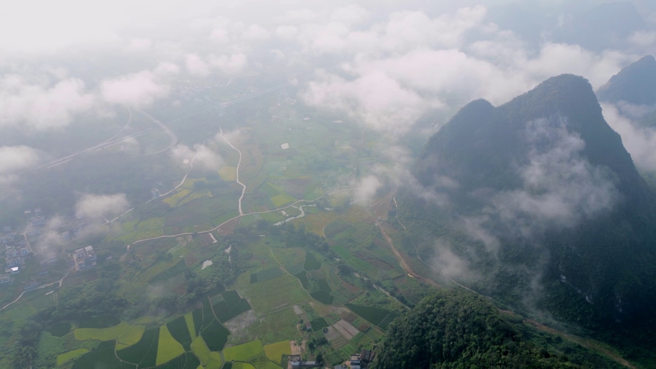 秋天的早晨桂林喀斯特地貌山间的村庄和稻田视频素材