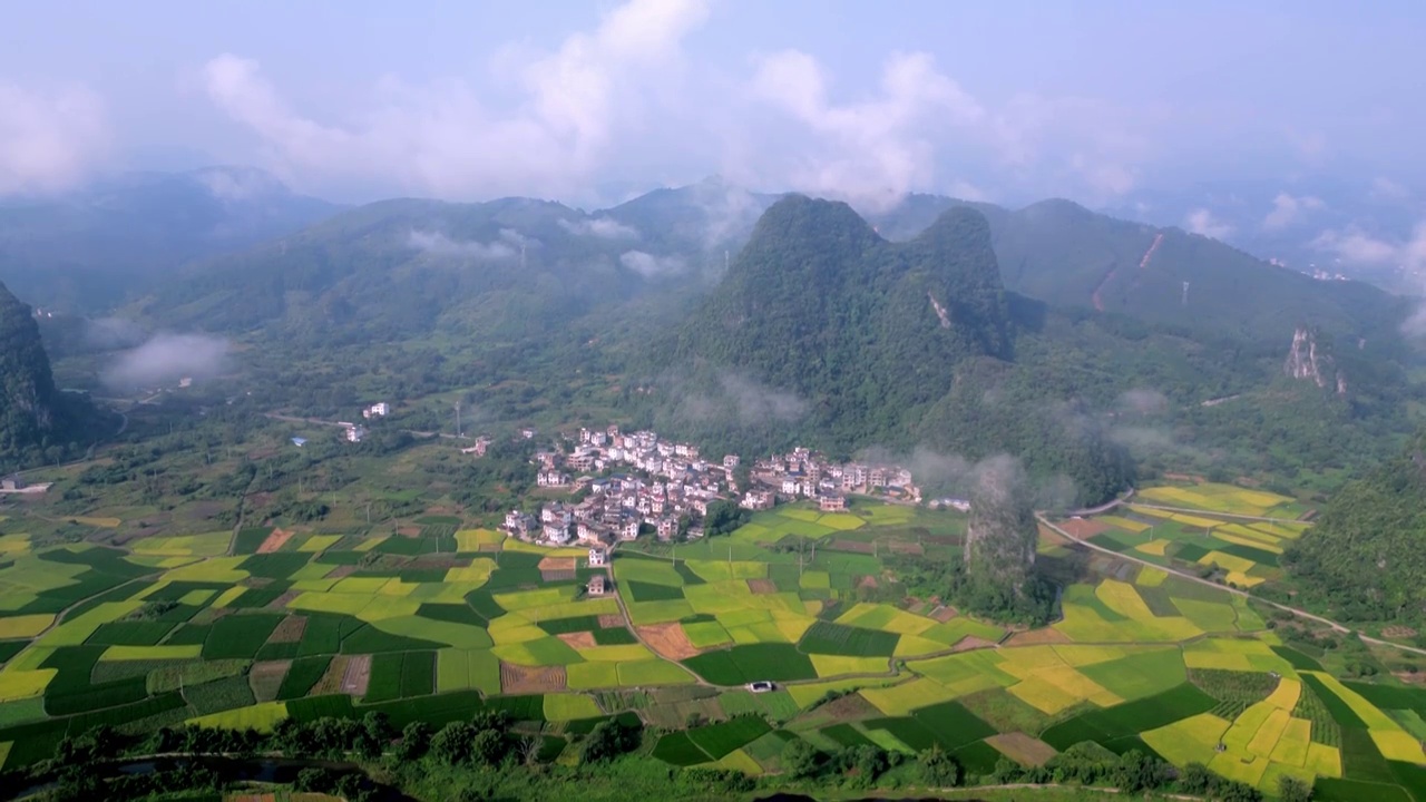 秋天的早晨桂林喀斯特地貌山间的村庄和稻田视频素材