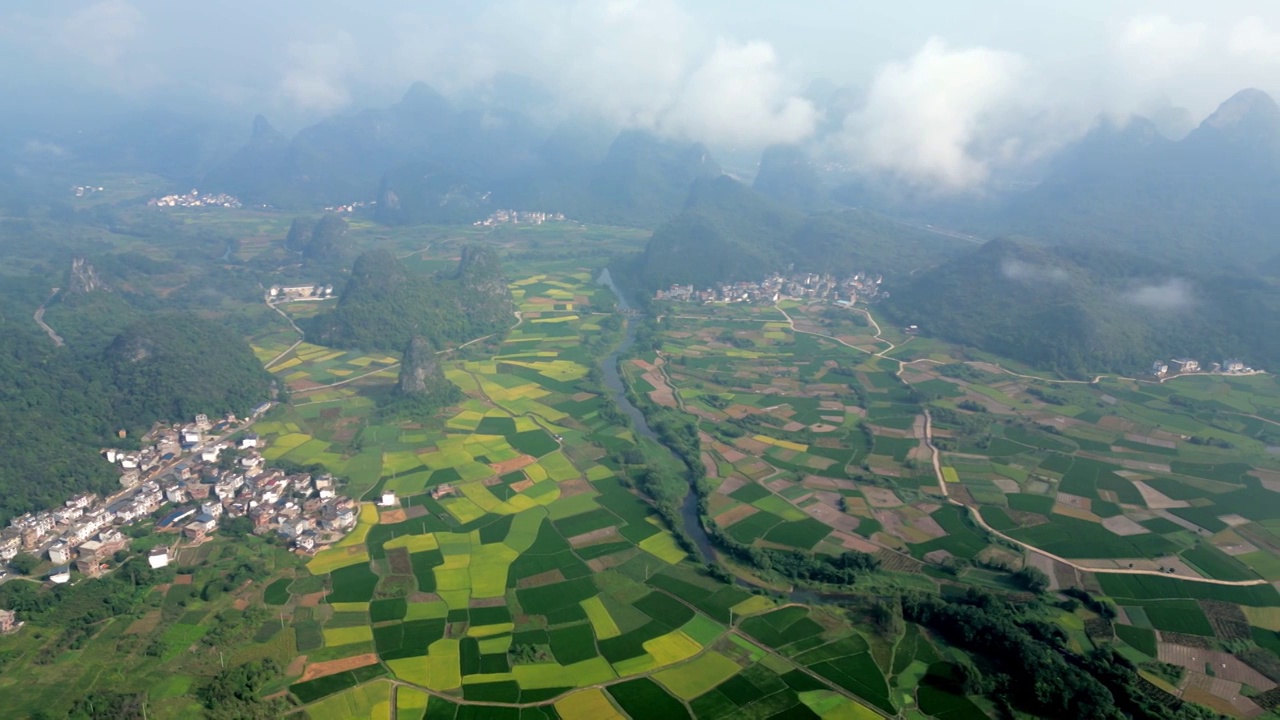 秋天的早晨桂林喀斯特地貌山间的村庄和稻田视频素材