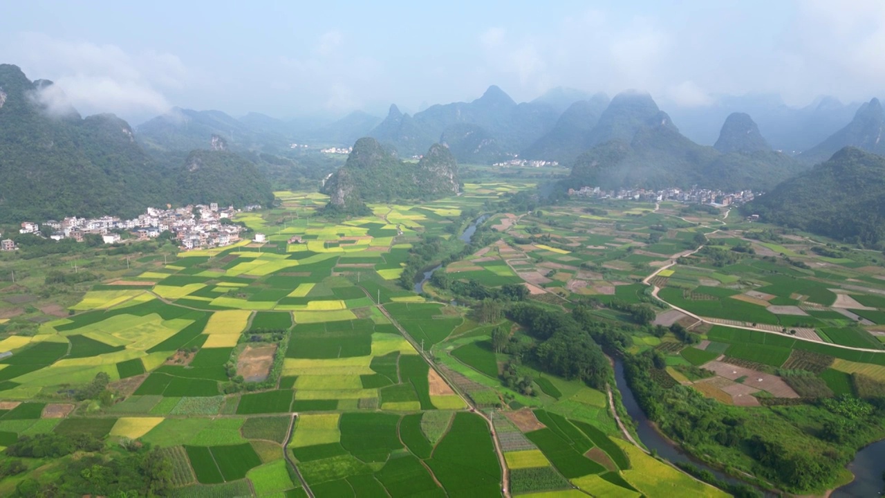 秋天的早晨桂林喀斯特地貌山间的村庄和稻田视频素材