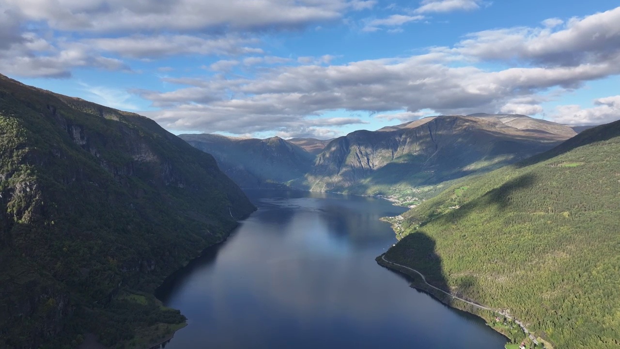 北欧挪威松恩-菲尤拉讷郡——纳柔依峡湾（Nærøyfjorden）航拍视频素材