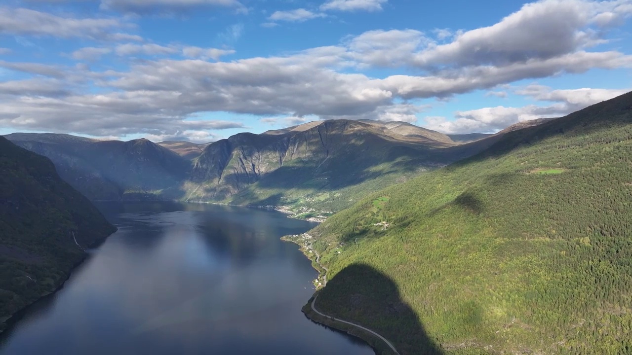 北欧挪威松恩-菲尤拉讷郡——纳柔依峡湾（Nærøyfjorden）航拍视频素材