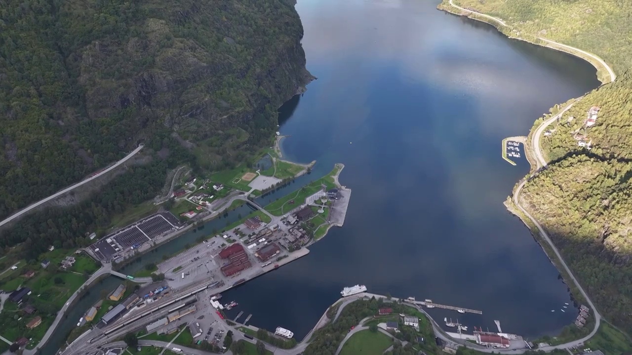 北欧挪威松恩-菲尤拉讷郡——纳柔依峡湾（Nærøyfjorden）居德旺恩（Gudvangen）航拍视频素材