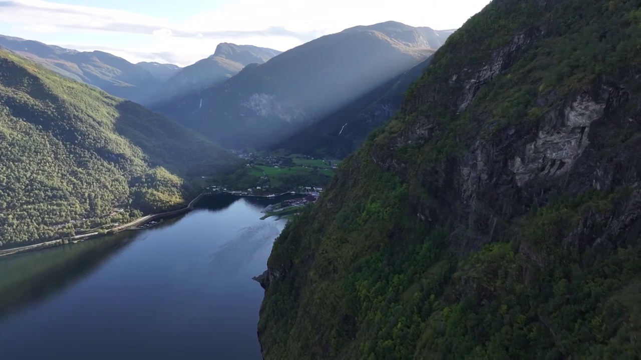 北欧挪威松恩-菲尤拉讷郡——纳柔依峡湾（Nærøyfjorden）居德旺恩（Gudvangen）航拍视频素材