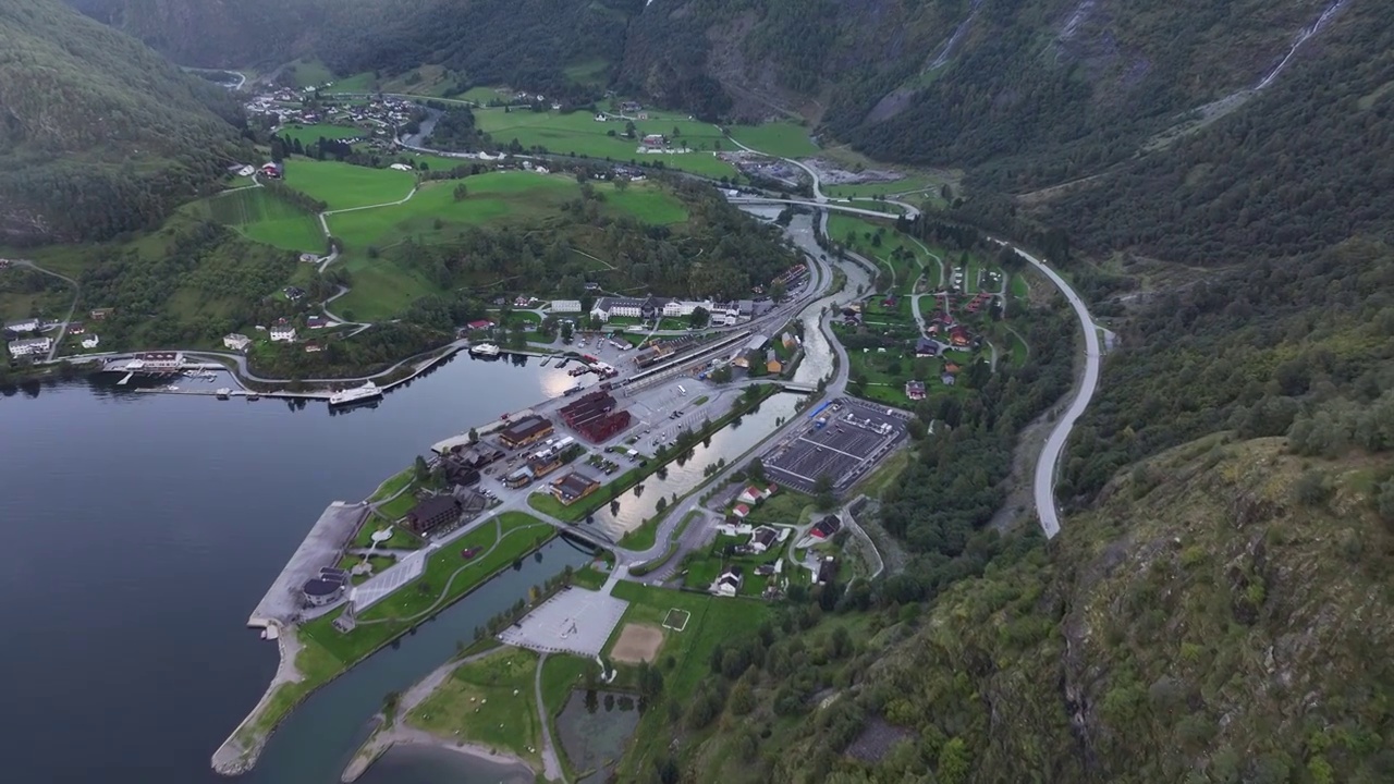 北欧挪威松恩-菲尤拉讷郡——纳柔依峡湾（Nærøyfjorden）居德旺恩（Gudvangen）航拍视频素材