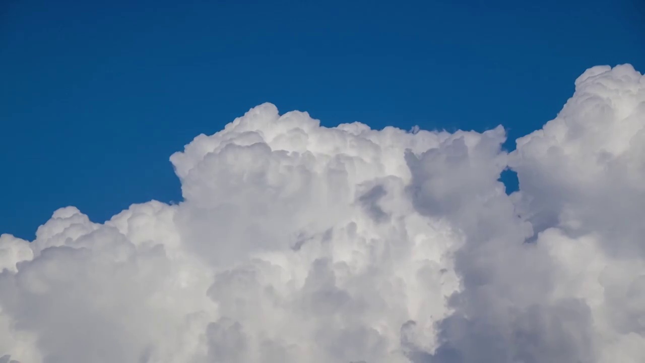 天空蓝天白云涌动白色云朵云层时间流逝视频素材