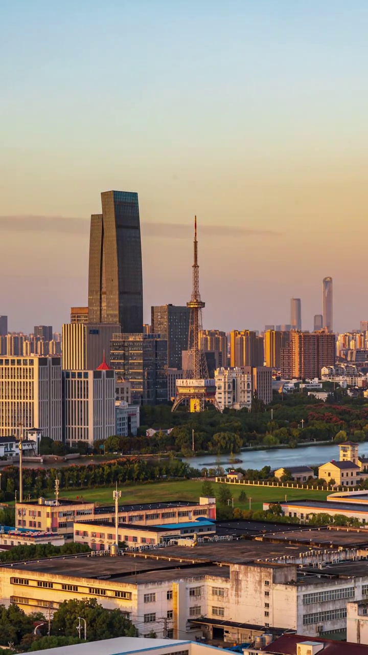 苏州工业园区与吴中区在日落傍晚时分，阳光打在建筑上的延时视频素材