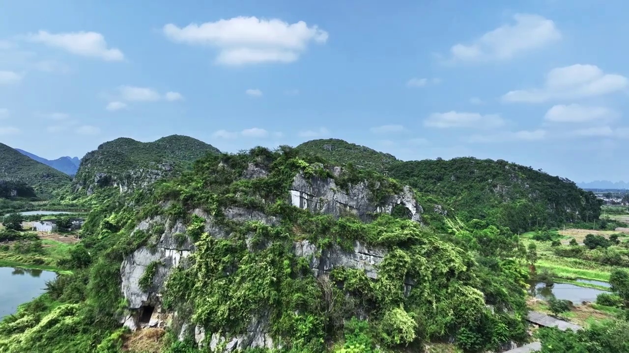 阳光下航拍桂林一座类似大象一般的山视频素材