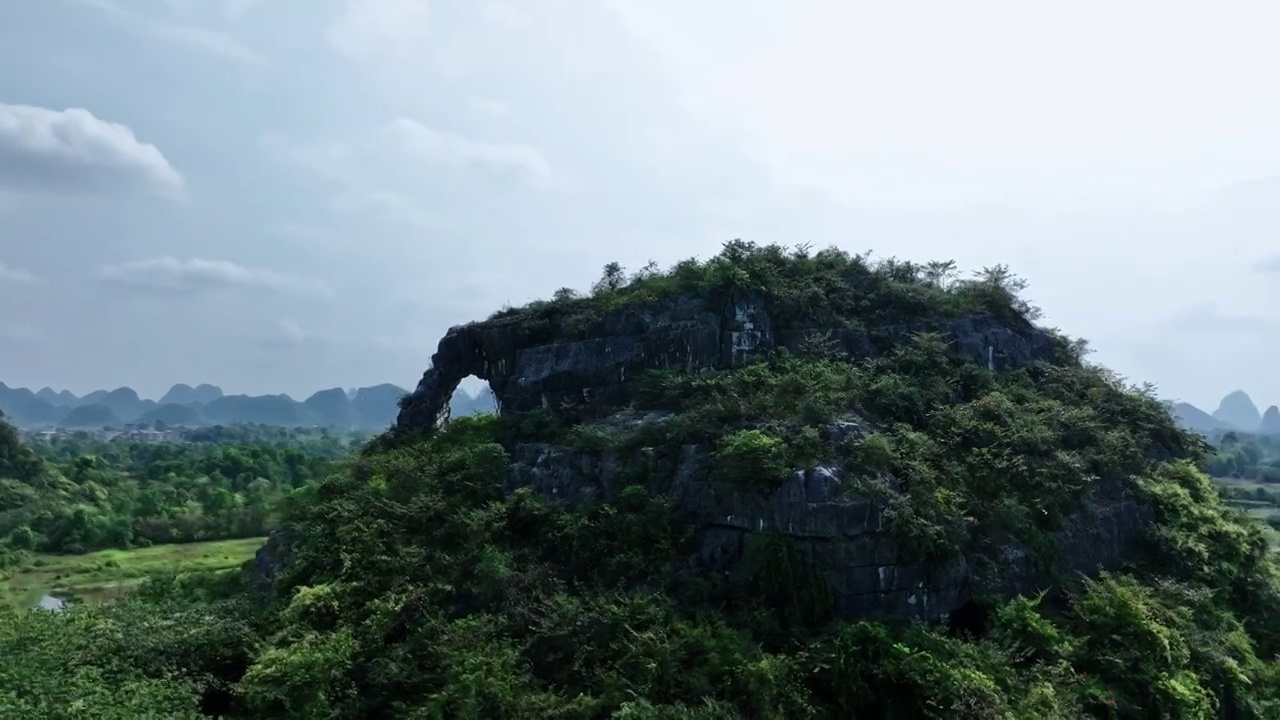 阳光下航拍桂林一座类似大象一般的山视频素材