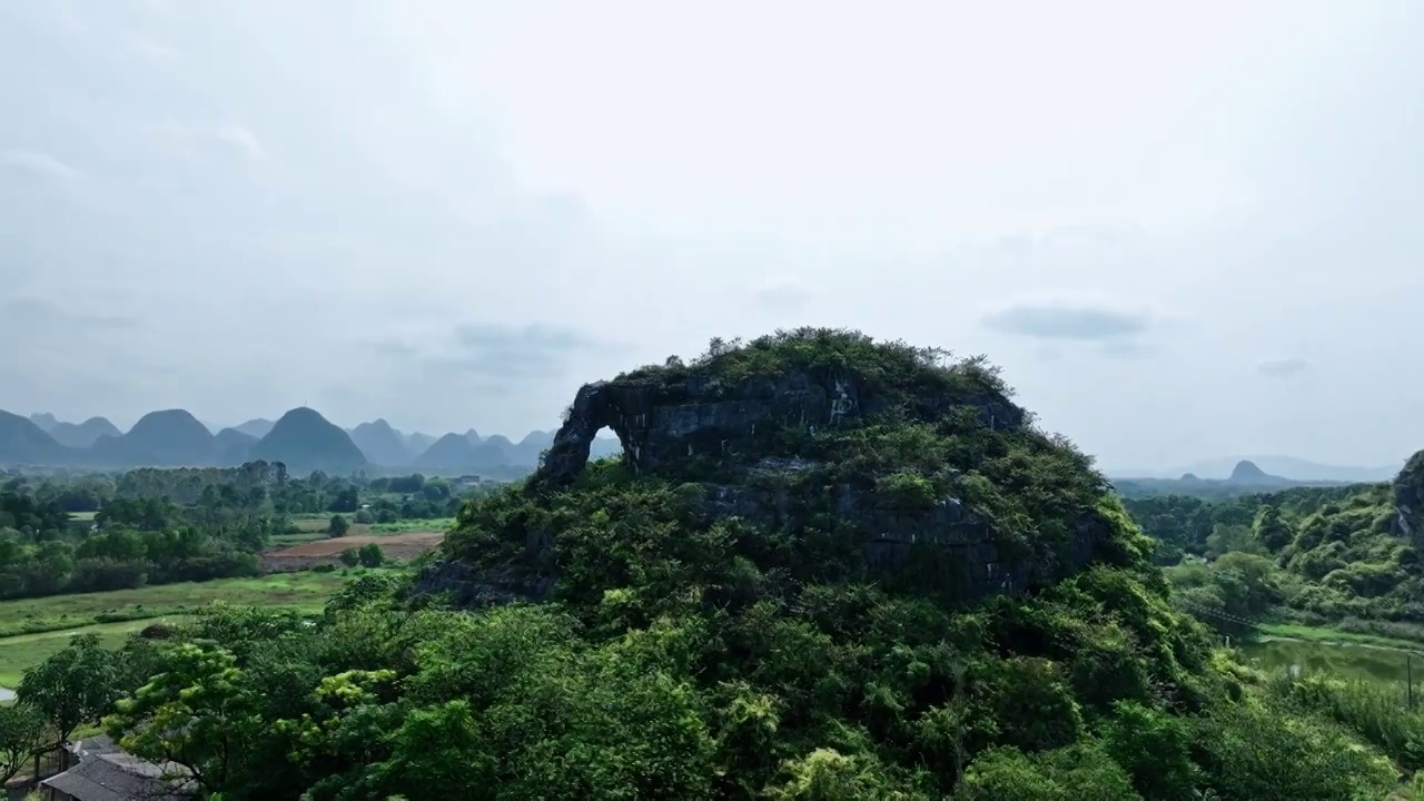 阳光下航拍桂林一座类似大象一般的山视频素材