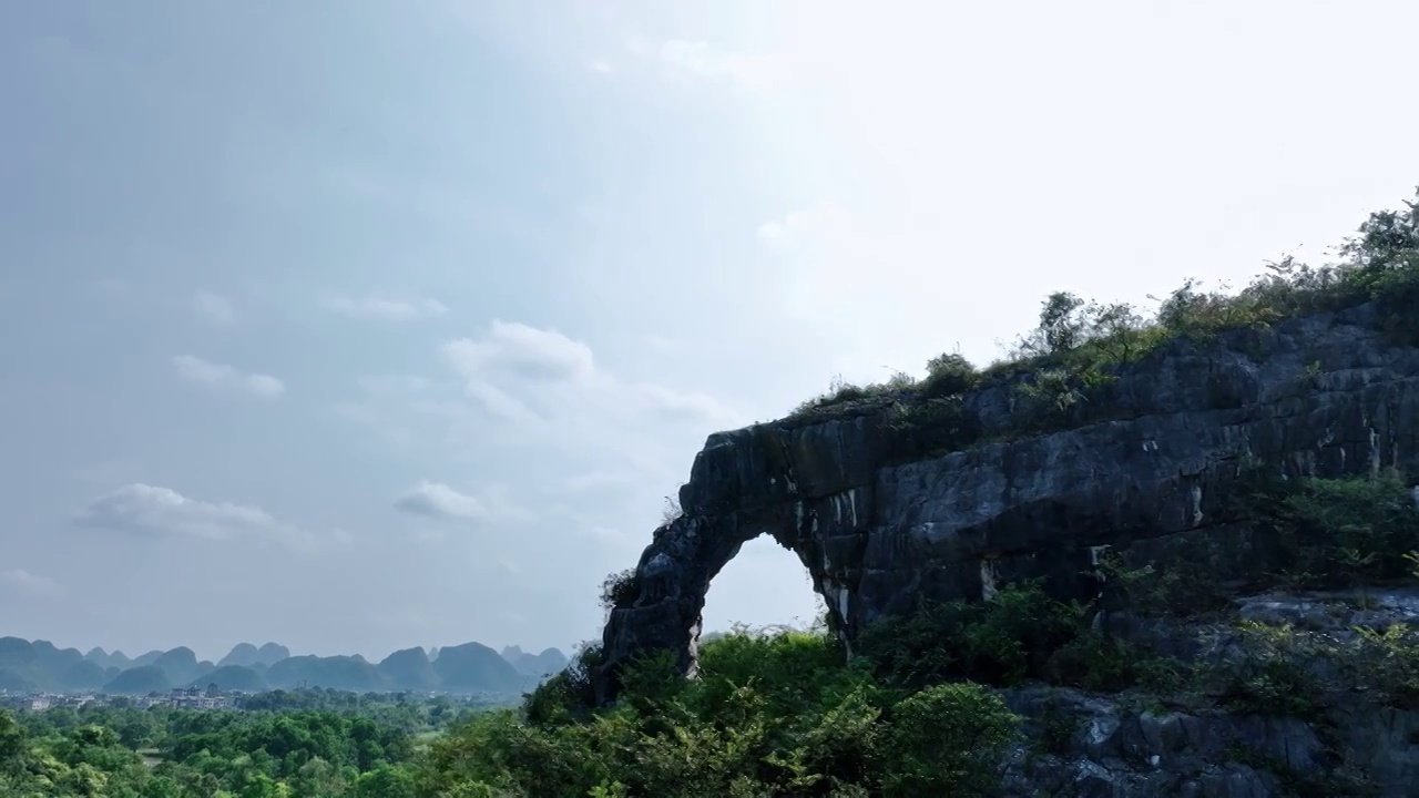 阳光下航拍桂林一座类似大象一般的山视频素材