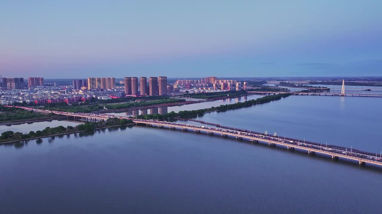 辽宁盘锦辽河盘锦大桥夜景城市航拍视频素材