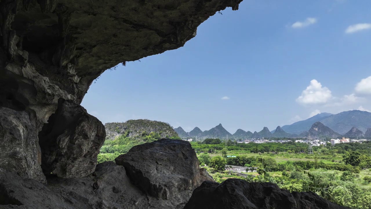 从桂林山上的溶洞中看洞外的景色视频素材