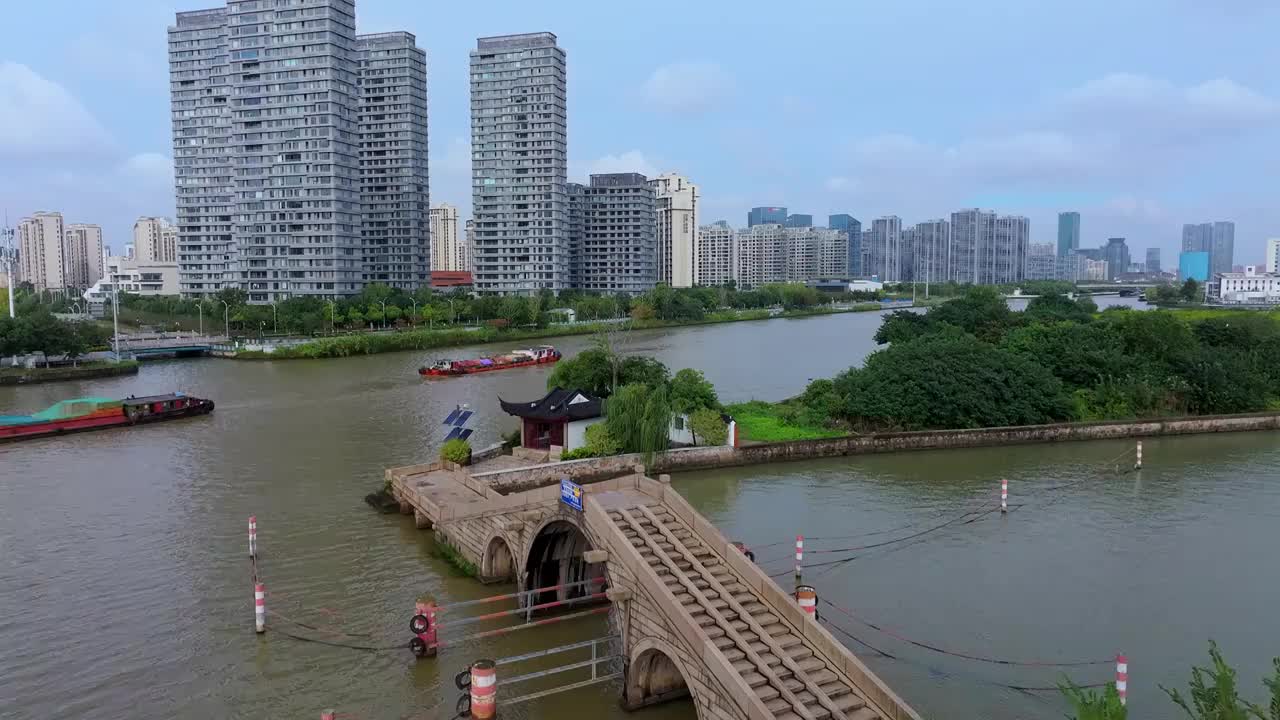 苏州京杭运河与友新立交附近风景航拍视频素材