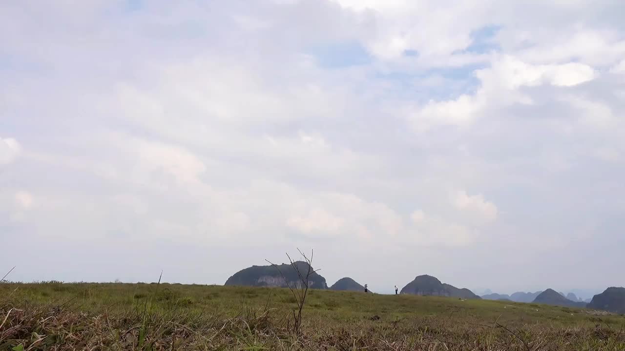 一名老年人走过山顶草坪视频素材