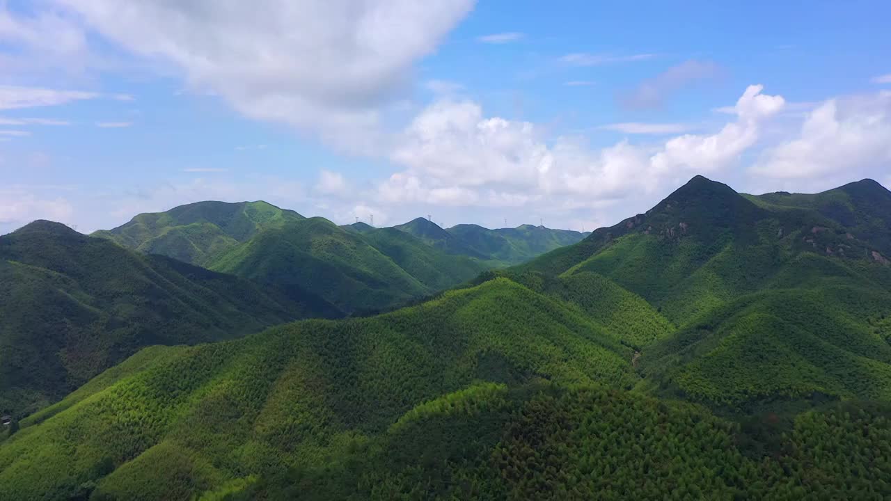 航拍湖州安吉郊外的山谷风光视频素材