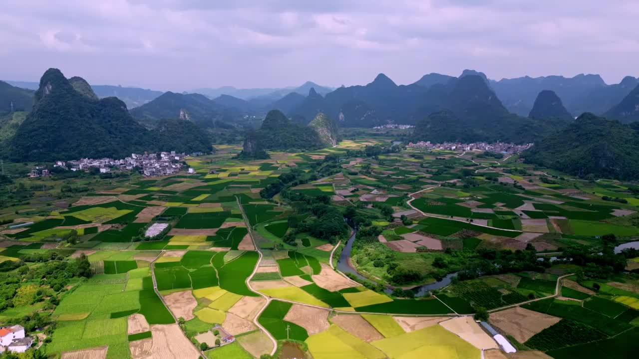 秋天的早晨桂林喀斯特地貌山间的村庄和稻田视频素材