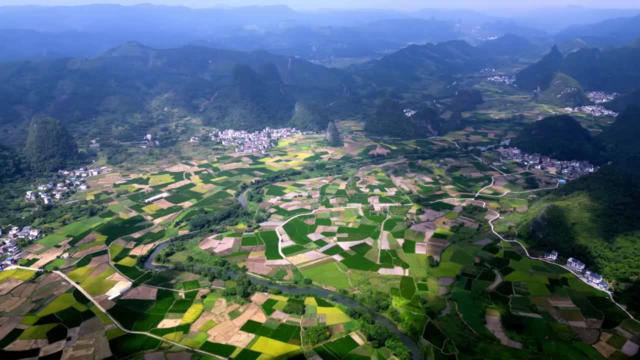 秋天的早晨桂林喀斯特地貌山间的村庄和稻田视频素材