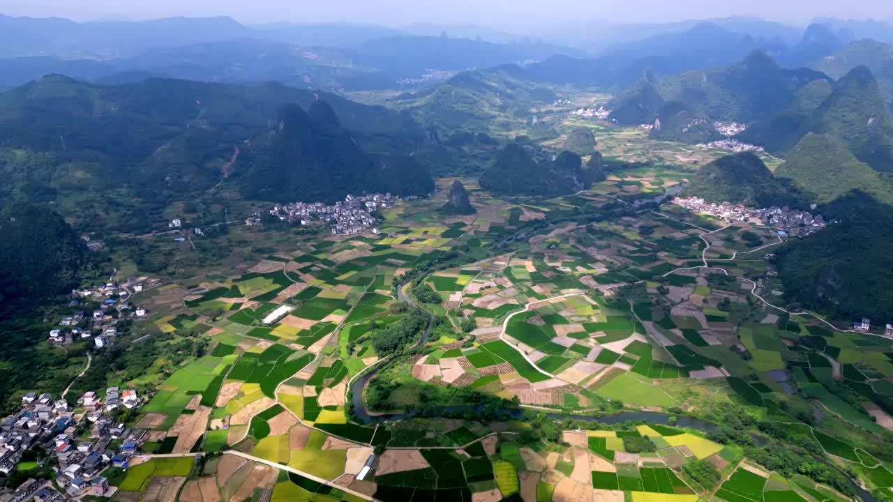 秋天的早晨桂林喀斯特地貌山间的村庄和稻田视频素材